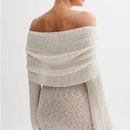 Vestido de mujer con mangas largas, hombros descubiertos y aberturas, falda corta