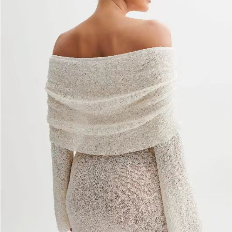 Vestido de mujer con mangas largas, hombros descubiertos y aberturas, falda corta