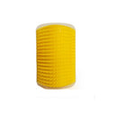 القطة تفرك وجهها بزاوية الحائط ودغدغ مشط تدليك شعر الحيوانات الأليفة مشط إبرة مع عشبة النعناع البري