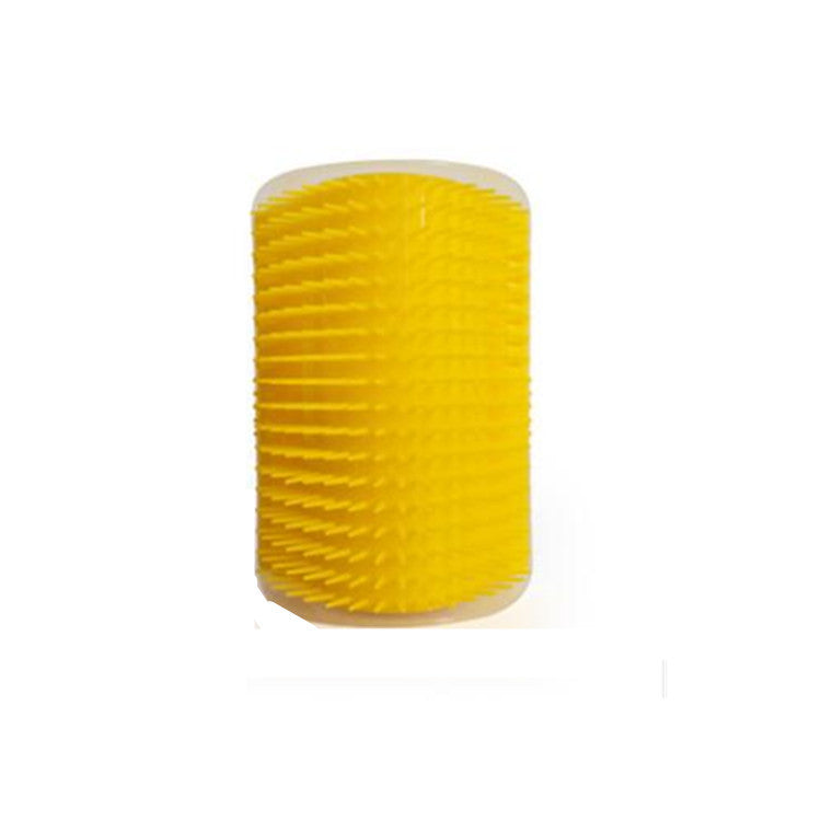 القطة تفرك وجهها بزاوية الحائط ودغدغ مشط تدليك شعر الحيوانات الأليفة مشط إبرة مع عشبة النعناع البري