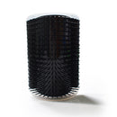 القطة تفرك وجهها بزاوية الحائط ودغدغ مشط تدليك شعر الحيوانات الأليفة مشط إبرة مع عشبة النعناع البري