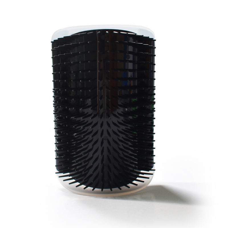 القطة تفرك وجهها بزاوية الحائط ودغدغ مشط تدليك شعر الحيوانات الأليفة مشط إبرة مع عشبة النعناع البري