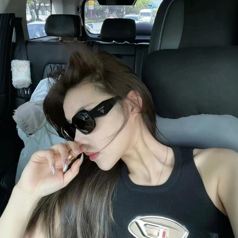 Fashionable men's and women's square-framed sunglasses