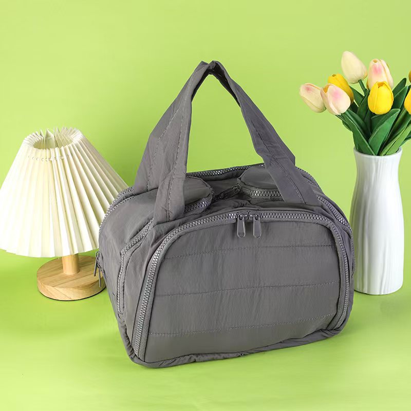 Fashionable and Simple Makeup Bag