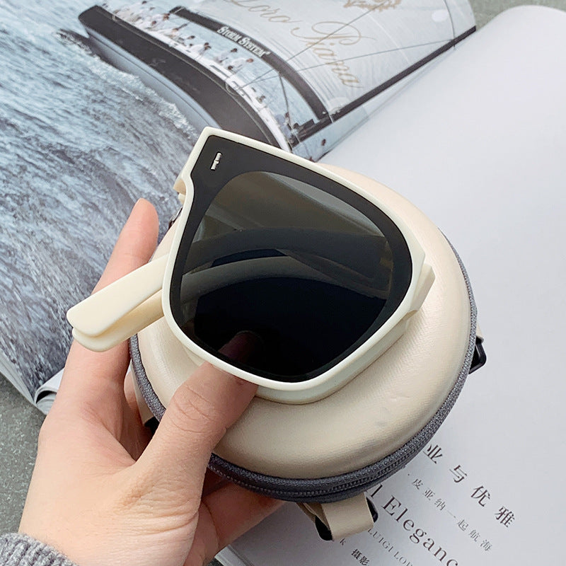 Folding sunglasses can be worn over men's myopia glasses