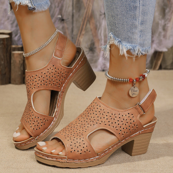 صنادل نسائية بكعب عالٍ وأصابع مفتوحة ونعل سميك مقاس كبير