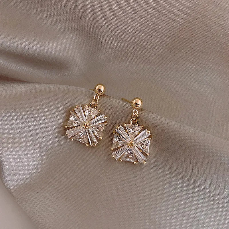 Pendientes de botón con forma de abeja de estilo coreano para mujer, exquisitos pendientes pequeños y elegantes, joyería para bodas, fiestas y cumpleaños.