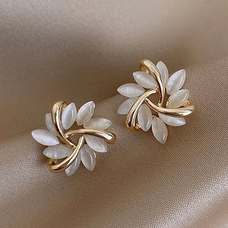 Pendientes de botón con forma de abeja de estilo coreano para mujer, exquisitos pendientes pequeños y elegantes, joyería para bodas, fiestas y cumpleaños.