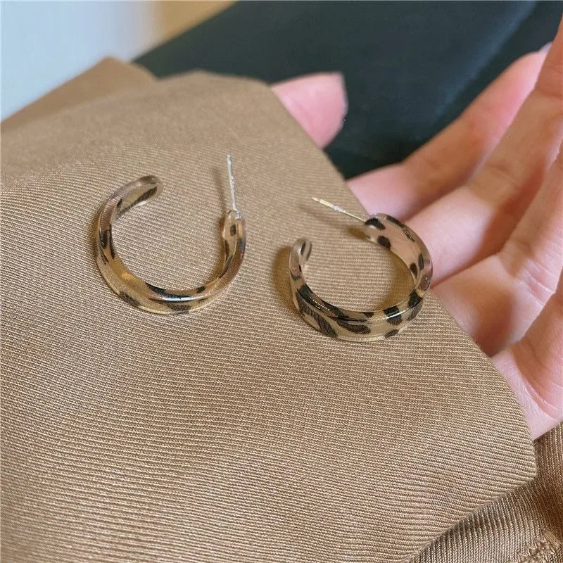 2023 New Fashion Lavender Purple Earrings for Woman Metal Golden Twisted Art Line Purple Stud Earrings Gift Jewelry Wholesale