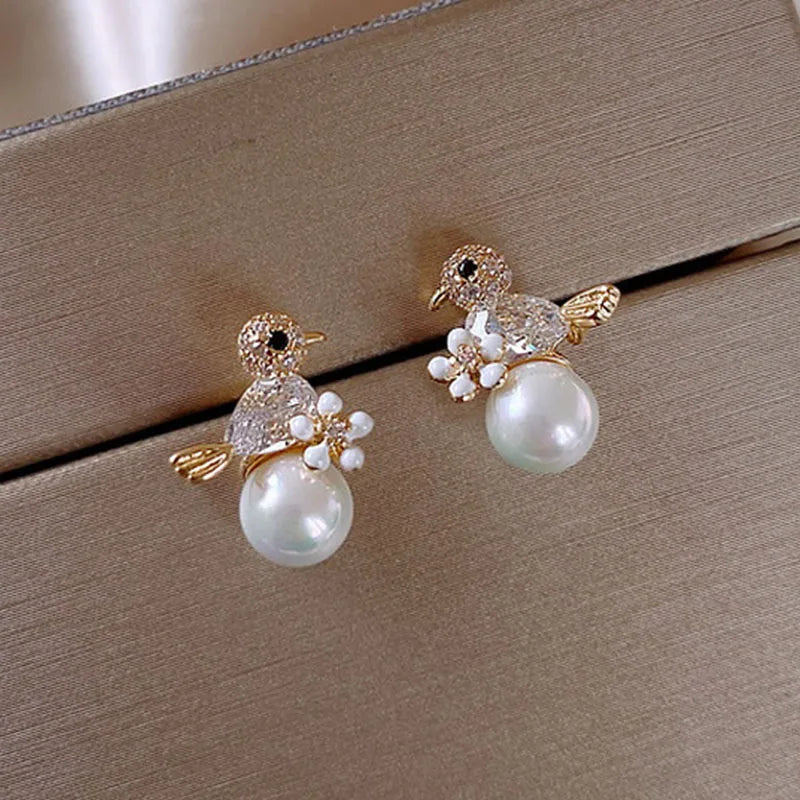 Pendientes de botón con forma de abeja de estilo coreano para mujer, exquisitos pendientes pequeños y elegantes, joyería para bodas, fiestas y cumpleaños.