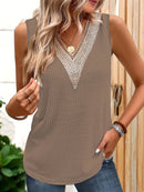 بلوزة نسائية بدون أكمام من الدانتيل بفتحة رقبة على شكل حرف V