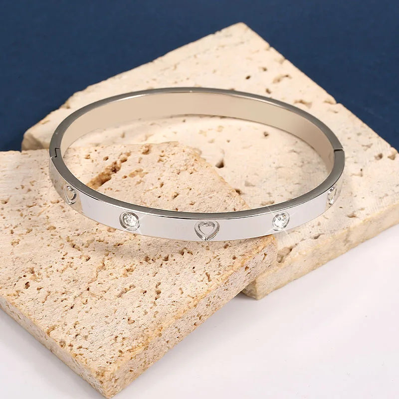 Unisex Minimalist Stainless Steel Bracelet for All Seasons Hot-Selling Personalized Design with One Heart and Diamond
