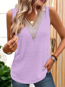 بلوزة نسائية بدون أكمام من الدانتيل بفتحة رقبة على شكل حرف V