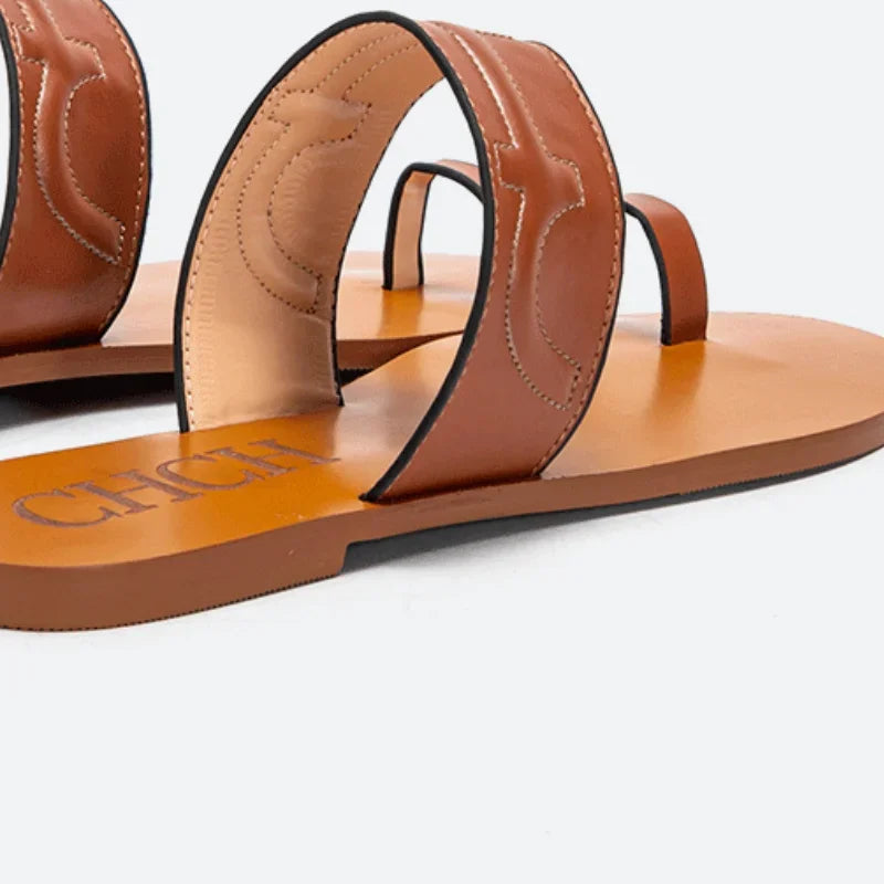 شبشب CH نسائي مسطح مانع للانزلاق من العلامة التجارية الفاخرة بتصميم عتيق مريح للشاطئ والصيف بمقدمة كبيرة للنساء