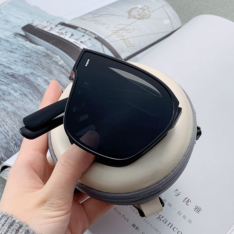 Folding sunglasses can be worn over men's myopia glasses