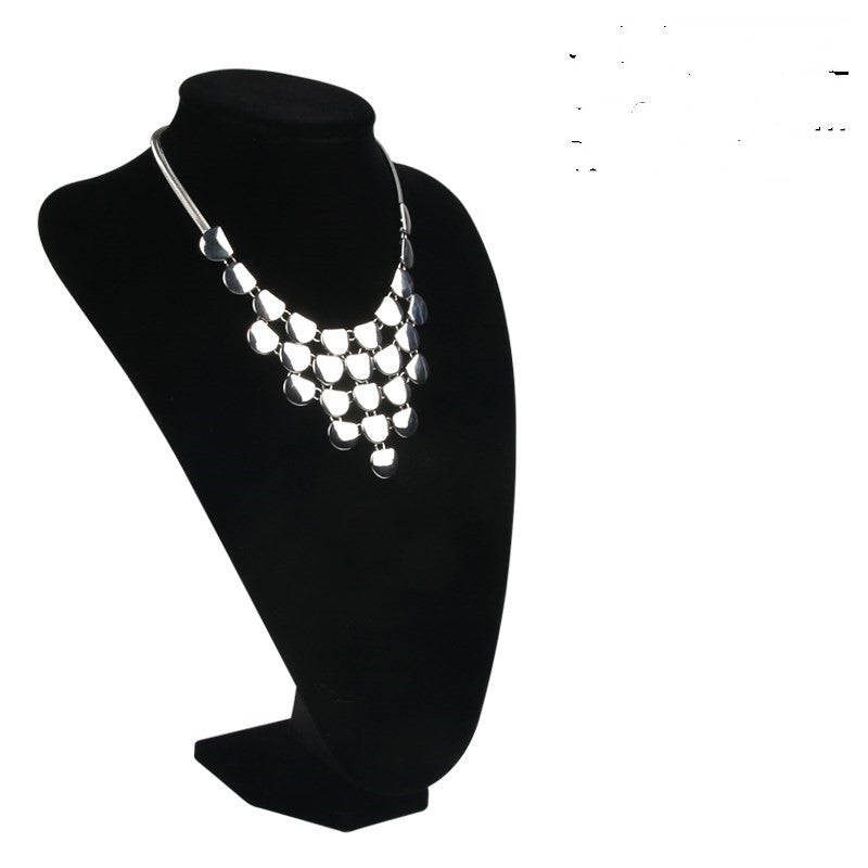 قلادة مجوهرات على شكل رف