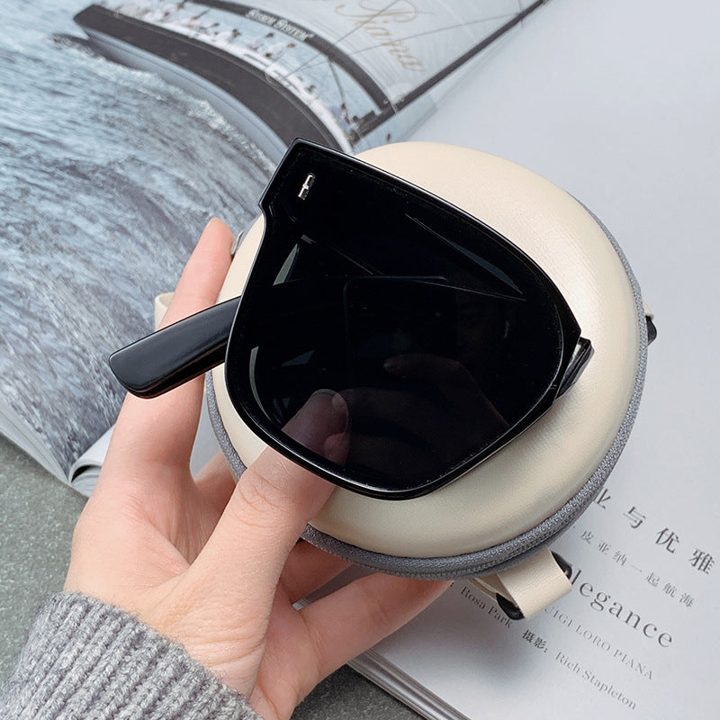 Folding sunglasses can be worn over men's myopia glasses